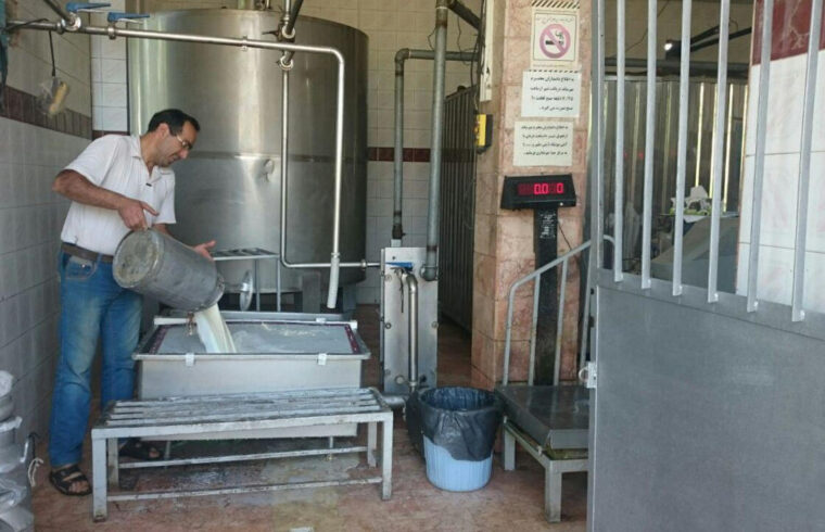 گزارشی از وضعیت کارگران در کارخانه‌ی شیر و لبنیات در حومه‌ی اصفهان