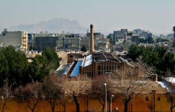 نگاهی به فیلم مستند «اصفهان در بوق کارخانه‌ها»