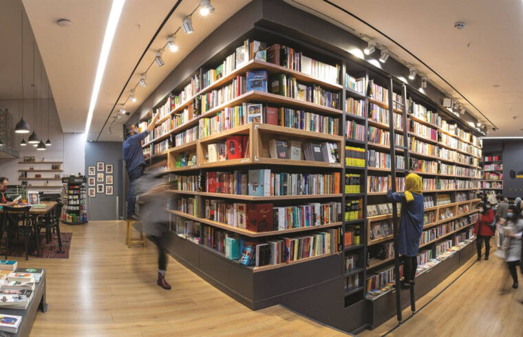 کتابهایی که باز میشوند و دستهایی که بسته میشوند؛ خردهروایتهایی از کارگران کتابفروش